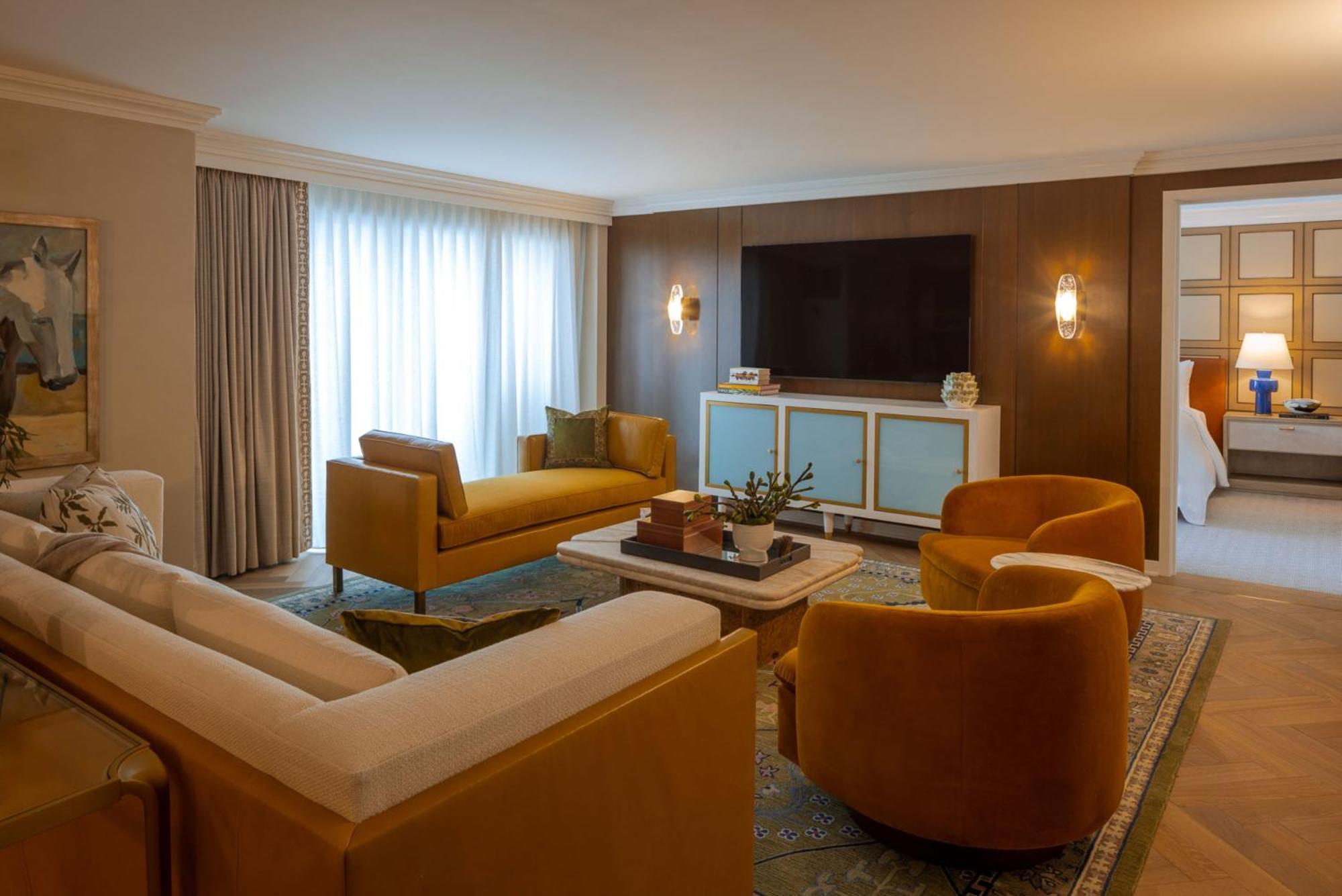 Suite de 1 dormitorio con cama extragrande y vistas a la piscina